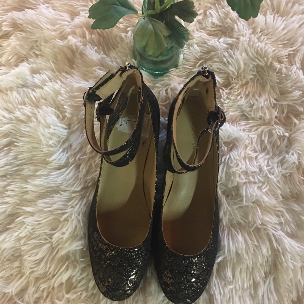 Marc Fisher - blk/gold ankle strap shoes.🌹